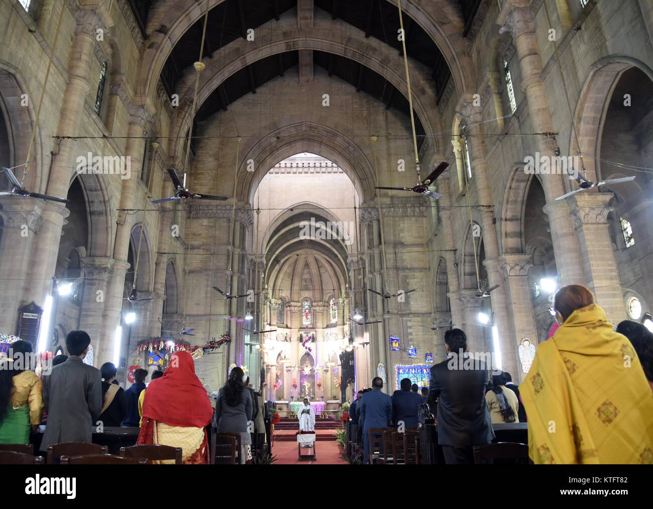 Allahabad, Uttar Pradesh, Indien. 25 Dez, 2017. Allahabad: christliche Menschen Gebet bieten an allen Heiligen Kathedrale Kirche anlässlich des Weihnachten Fest Feier in Allahabad am 25-12-2017. Credit: Prabhat Kumar Verma/ZUMA Draht/Alamy leben Nachrichten Stockfoto