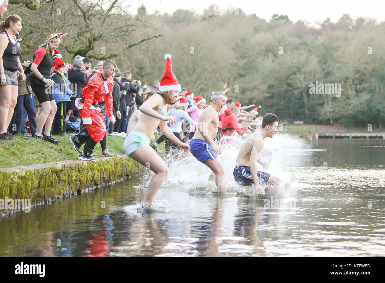Sutton Coldfield, West Midlands, UK. 25. Dezember 2017. Die Kerben der Leute geht es für die traditionelle Weihnachten in Blackroot Pool schwimmen, in Sutton Park, Sutton Coldfield. Stockfoto