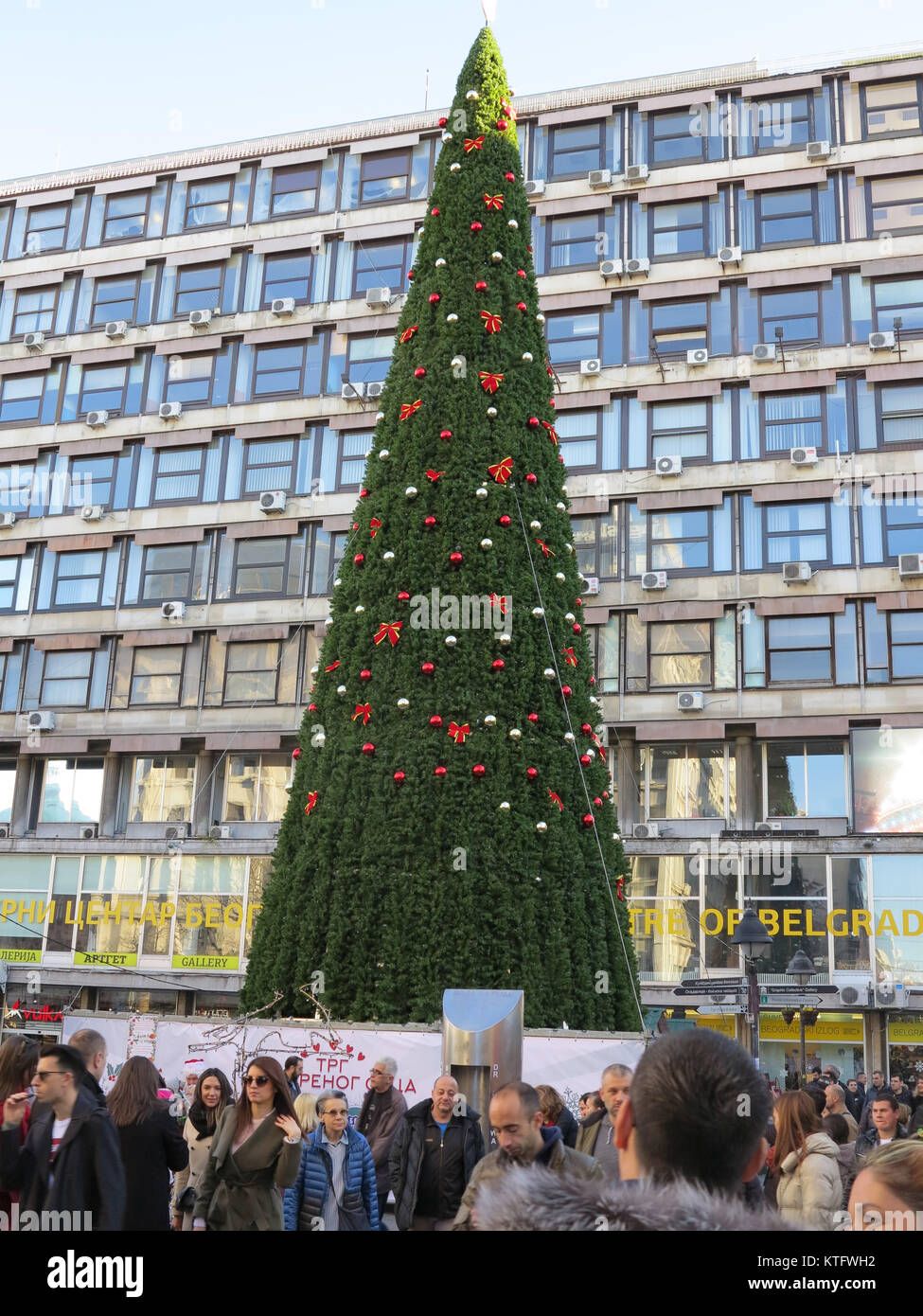 Der Weihnachtsbaum im Zentrum der serbischen Hauptstadt Belgrad, 24. Dezember 2017. Die 18 Meter hohen Weihnachtsbaum aus Kunststoff, sagte zu kosten 83.000 Euro haben, hat die Ursache für die Kontroverse unter der Bevölkerung. Foto: Thomas Brey/dpa Stockfoto