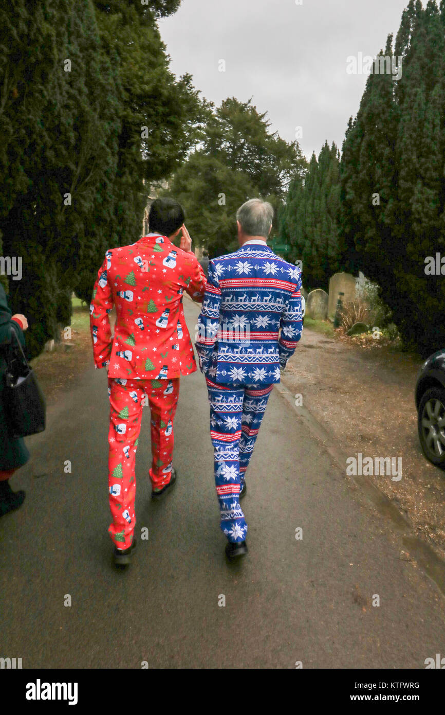 London, Großbritannien. 25 Dez, 2017. Die Kirchgänger in bunten festliche Rudolf und Santa gemusterten Kostümen nehmen an einem Gottesdienst in der St. Mary's Church in Wimbledon Credit: Amer ghazzal/Alamy leben Nachrichten Stockfoto