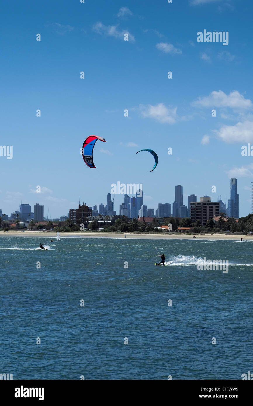 St. Kilda Beach, Melbourne, Australien. 25. Dezember 2017. Kitesurfer und Windsurfer verbringen Weihnachten genießen den Wind und Sonne auf dem Wasser von St. Kilda Beach mit der Stadt Melbourne Skyline in der Ferne. Credit: © mehul Patel/Alamy leben Nachrichten Stockfoto