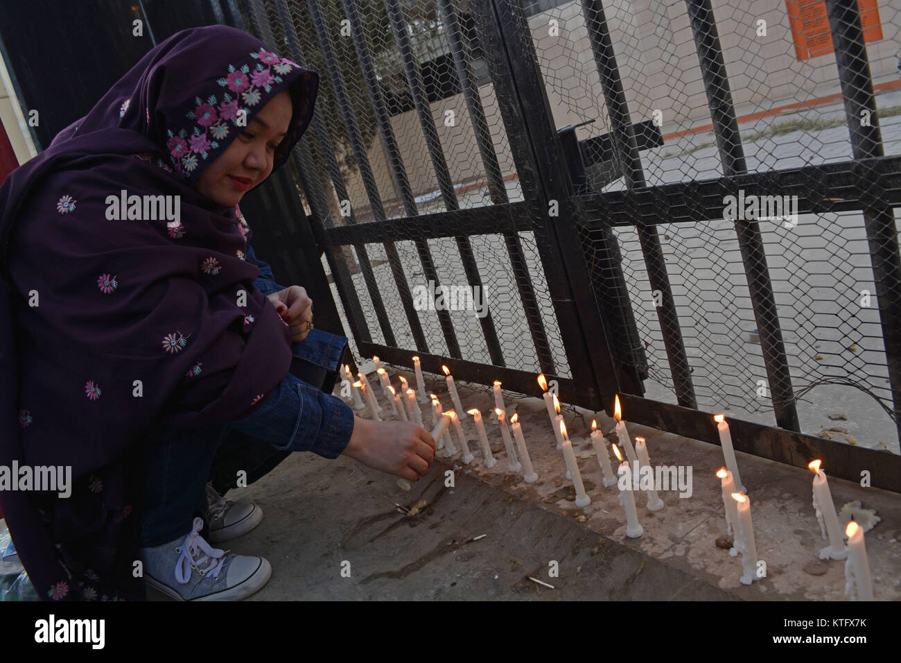 QUETTA, Pakistan. Dez-25 2017: Mitglieder der Zivilgesellschaft und Host Beleuchtung die Kerzen im Gedenken an die Opfer der terroristischen Angriff auf Kirche in Quetta. Mindestens acht Menschen getötet und 30 Menschen verletzt. Stockfoto