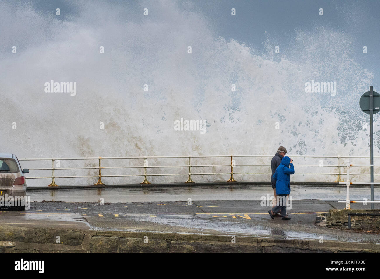 Aberystwyth Wales UK, Weihnachten, 25. Dezember 2017 Großbritannien Wetter: Strong gale force Winde mit Böen zu über 40 mph und die Flut kombinieren riesige Wellen peitschen Absturz ins Meer Verteidigung an der Promenade in Aberystwyth an der Westküste von Wales Ceredigion Foto © Keith Morris/Alamy leben Nachrichten Stockfoto