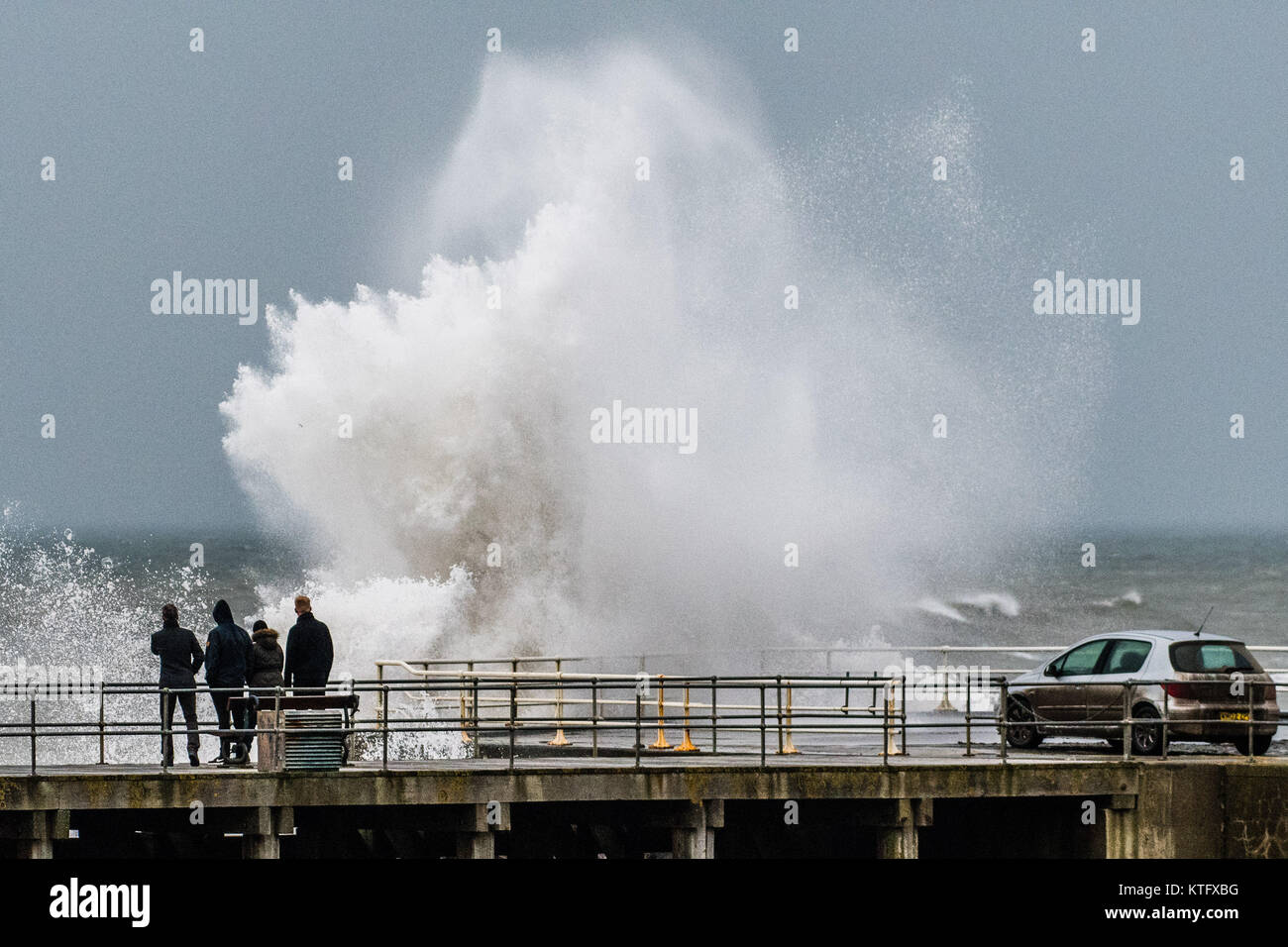 Aberystwyth Wales UK, Weihnachten, 25. Dezember 2017 Großbritannien Wetter: Strong gale force Winde mit Böen zu über 40 mph und die Flut kombinieren riesige Wellen peitschen Absturz ins Meer Verteidigung an der Promenade in Aberystwyth an der Westküste von Wales Ceredigion Foto © Keith Morris/Alamy leben Nachrichten Stockfoto