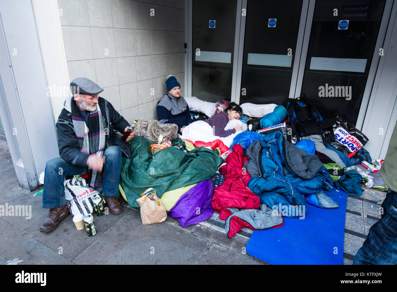Manchester UK; 25. Dezember 2017: Manchester Rough Sleepers in Manchester am Weihnachtstag. Kerben der Obdachlosen Rough Sleepers verbringen ihr Weihnachten kauerte im shop Türen. Mehrere Passanten angehalten, mit Ihnen zu sprechen, einige mit Kaffee und Essen von den nahe gelegenen Filialen von Starbucks, während eine Mutter und Tochter ihre van im Piccadilly geparkt, die Kleidung zu den Obdachlosen von hinten ihre van Hand. Die alte Nags Head in Jackson Reihe ist Catering für die Obdachlosen auf Xmas Tag bietet Ihnen kostenloses Weihnachtsessen. Credit: Dave Ellison/Alamy leben Nachrichten Stockfoto