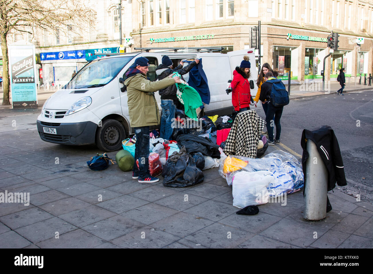 Manchester UK; 25. Dezember 2017: Manchester Rough Sleepers in Manchester am Weihnachtstag. Eine Mutter und eine Tochter mit einem Lieferwagen voller Kleider, die Sie der Obdachlosen Rough Sleepers im Stadtzentrum von Manchester versammelt sind. Kerben der Obdachlosen Rough Sleepers verbringen ihr Weihnachten kauerte im shop Türen. Mehrere Passanten angehalten, mit Ihnen zu sprechen, einige mit Kaffee und Essen von den nahe gelegenen Filialen von Starbucks, während eine Mutter und Tochter ihre van im Piccadilly geparkt, die Kleidung zu den Obdachlosen von hinten ihre van Hand. Credit: Dave Ellison/Alamy leben Nachrichten Stockfoto