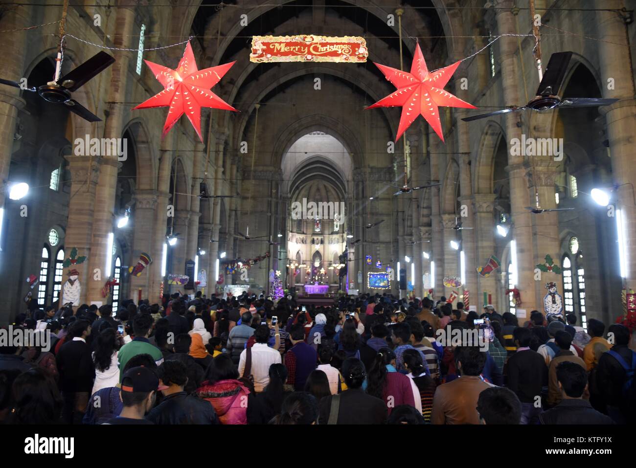 Allahabad, Uttar Pradesh, Indien. 25 Dez, 2017. Das christliche Volk bieten das Gebet an alle Heiligen Kathedrale Kirche anlässlich des Weihnachten Fest Feier in Singapore. Credit: Prabhat Kumar Verma/ZUMA Draht/Alamy leben Nachrichten Stockfoto