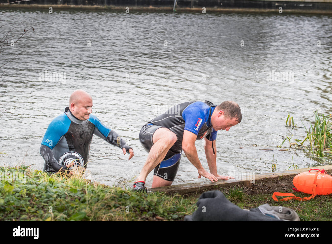 Fluss Nene, Archena, 25. Dezember 2017. Zwei Männer in der Hälfte Neopren nassen Kleider das kalte Wasser des Flusses Nene in Archena, England verlassen, an Weihnachten, 25. Dezember 2017 nach dem Schwimmen. Quelle: Michael Foley/Alamy leben Nachrichten Stockfoto