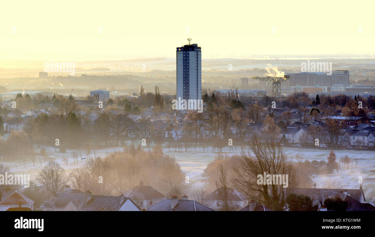 Glasgow, Schottland, Vereinigtes Königreich 26. Dezember.de Wetter: Weiß Boxing Day als die Stadt weckt bis zu Sonnenschein und über Nacht Schnee über Knightswood South Glasgow und das Queen Elizabeth Hospital. Kredit Gerard Fähre / alamy Leben Nachrichten Stockfoto