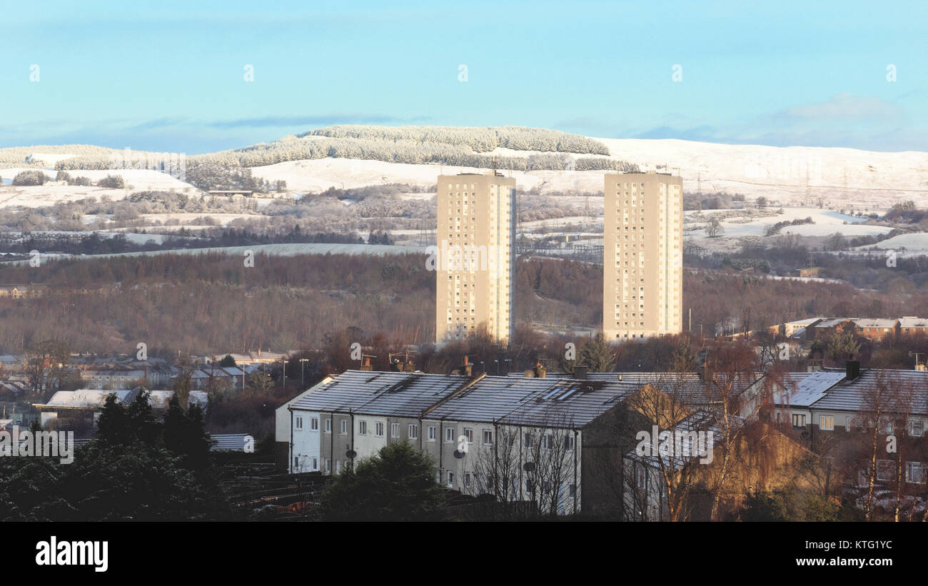 Glasgow, Schottland, Vereinigtes Königreich 26. Dezember.de Wetter: Weiß Boxing Day als die Stadt weckt bis zu Sonnenschein und über Nacht Schnee über die kilpatrick Hills und die Twin Towers von Drumchapel. Kredit Gerard Fähre / alamy Leben Nachrichten Stockfoto