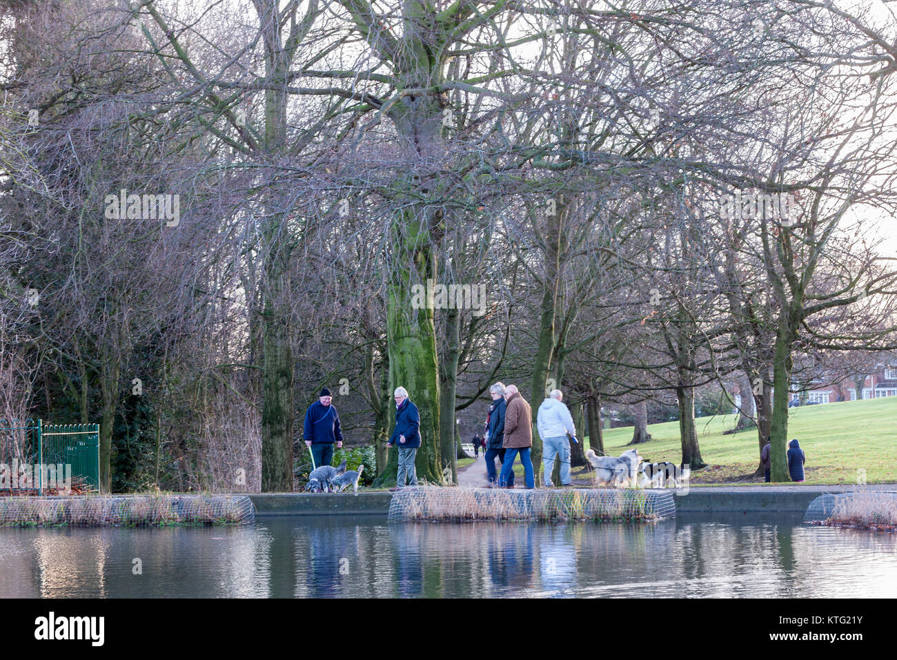 Northampton, Großbritannien. 26 Dez, 2017. Boxing Day Wetter: Ein kaltes helles Morgen in Abington Park mit starken Regen Prognose für den späten Nachmittag und Abend. Die Menschen in der Sonne im Park heute Morgen die Vermeidung der Boxing Day Verkäufe auf in der Stadt, geht. Credit: Keith J Smith./Alamy leben Nachrichten Stockfoto