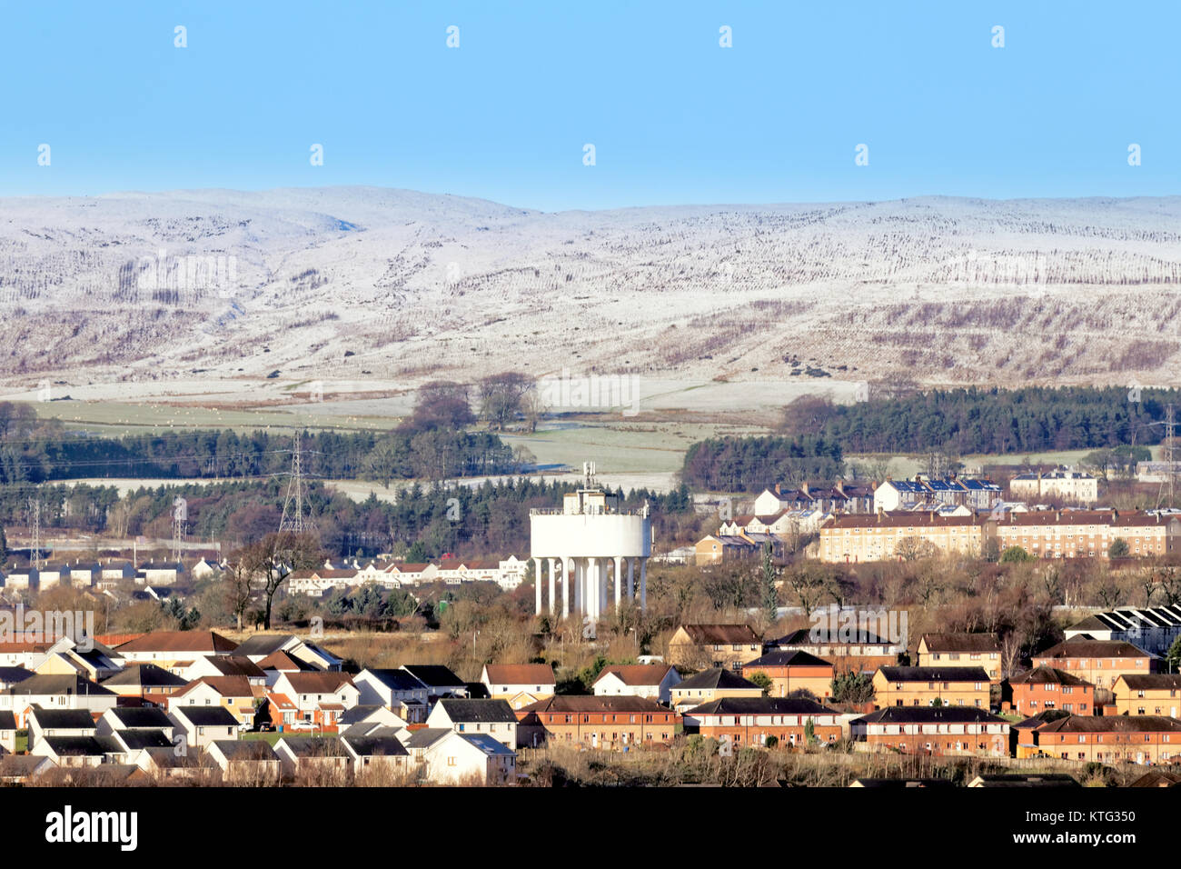 Glasgow, Schottland, Vereinigtes Königreich 26. Dezember.de Wetter: Schnee auf kilpatrick Hills, mit Blick auf die Stadt Drumchapel Wasserturm mit Sonnenschein und über Nacht Schnee. Kredit Gerard Fähre / alamy Nachrichten Stockfoto