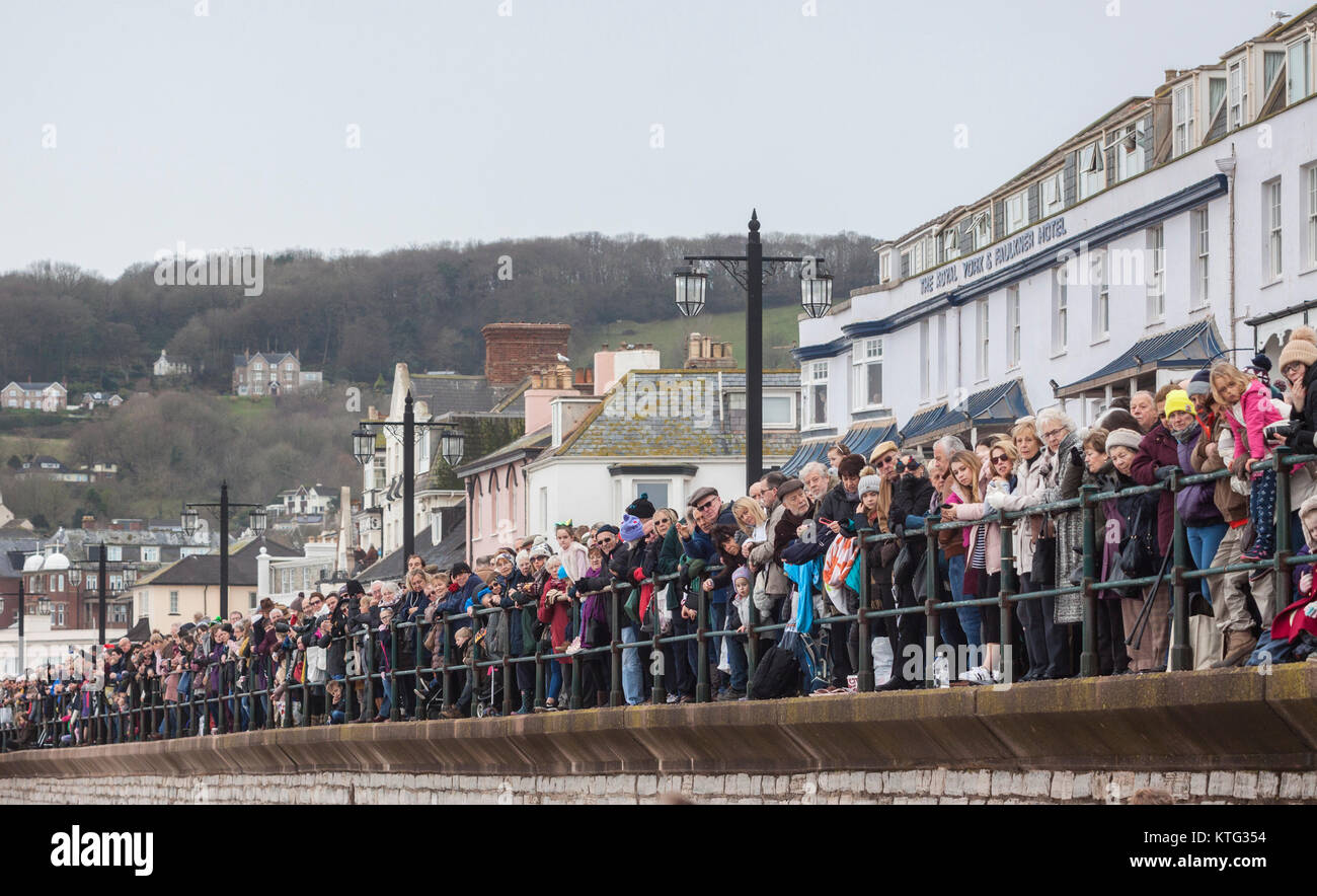 Honiton, Devon 26 Dez 17 Tausende von Zuschauern verpackt die Esplanade der jährlichen Boxing Day zu beobachten, Schwimmen in Sidmouth. Foto Central/Alamy leben Nachrichten Stockfoto
