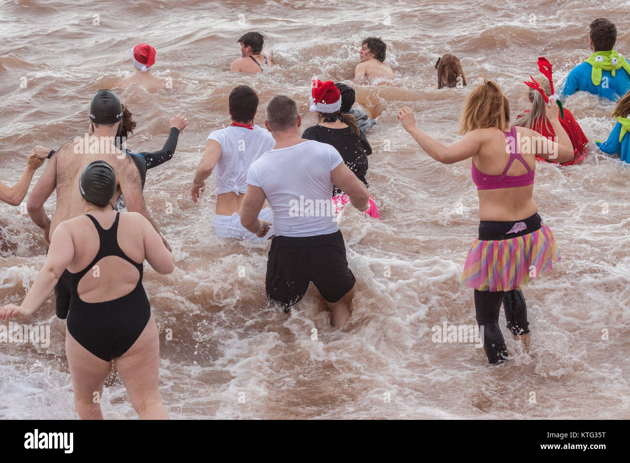 Honiton, Devon 26 Dez 17 Brrrrr! Hunderte braved die eiskalte Meer an der jährlichen Boxing Day in Sidmouth Devon schwimmen. Foto Central/Alamy leben Nachrichten Stockfoto