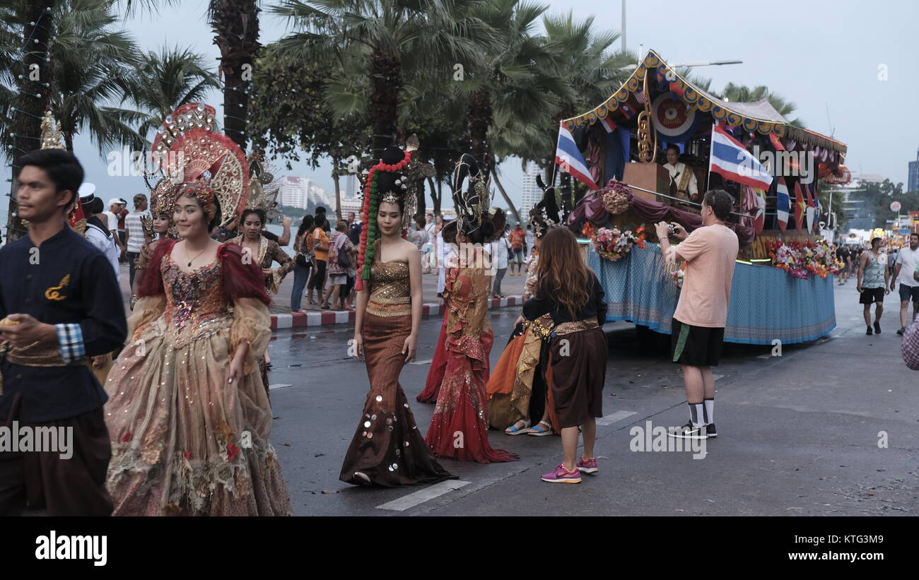 ASEAN Navy Parade 50. Jahrestag Internationale Flottenwoche 2017 Pattaya Beach Thailand Schwaben Marching in the rege incclement Weather Pass in Review Stockfoto