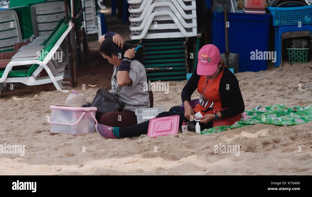 Sand Box Pattaya Beach Thailand lässig gekleidete Massage Damen sitzen auf dem Sand und warten auf die Kunden Stockfoto