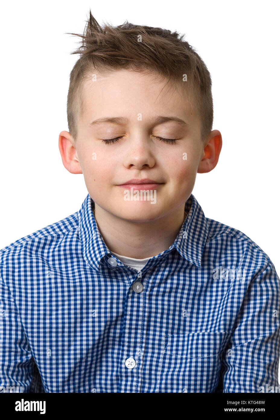 Jungen kaukasischen Jungen mit geschlossenen Augen, Kopf und Schulter Portrait auf weißem Hintergrund Model Release: Ja. Property Release: Nein. Stockfoto