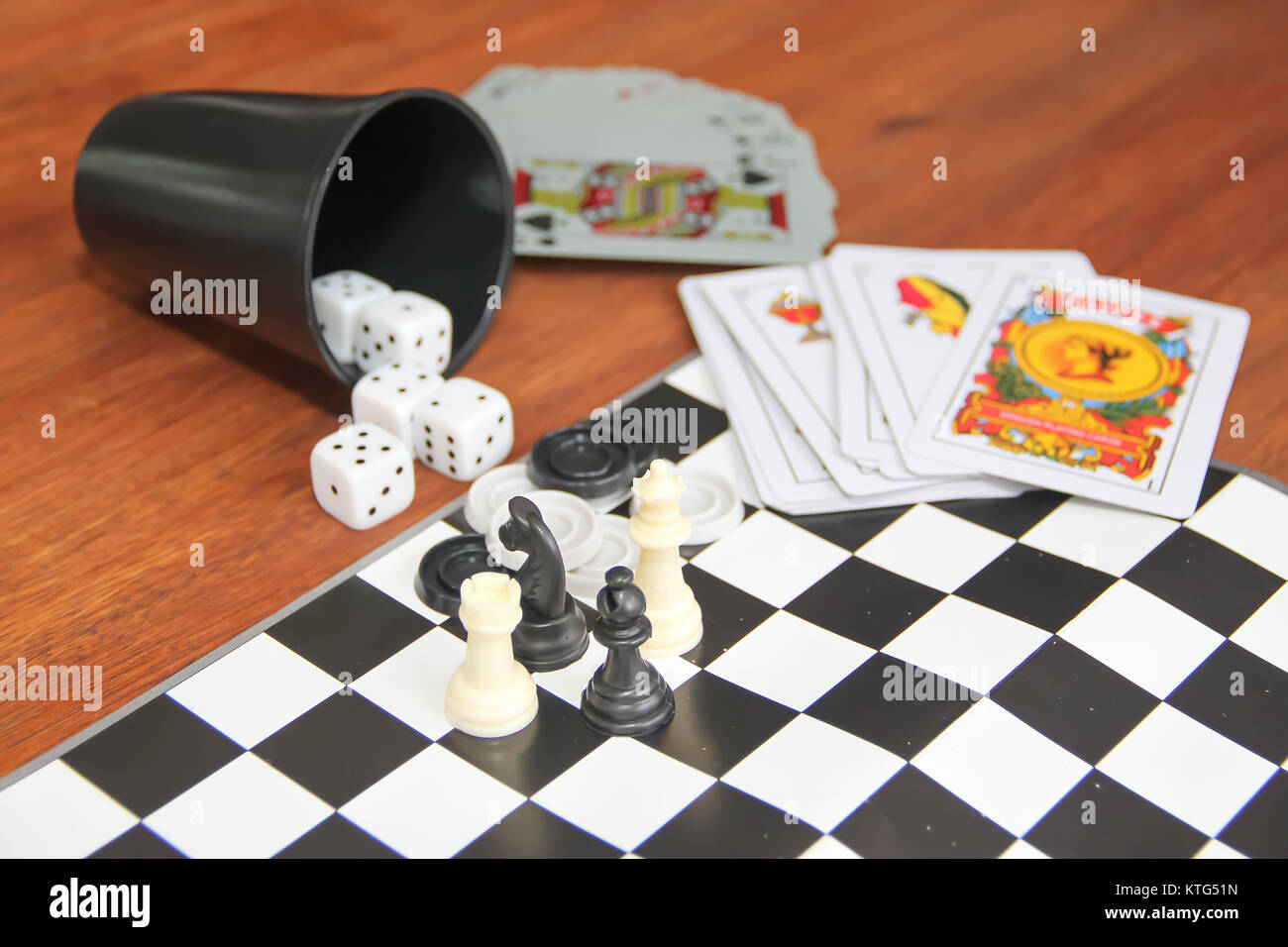 Mischung aus Pokal Tabelle Spiele Würfel spanische Poker Karten, Schach und  Dame Stockfotografie - Alamy