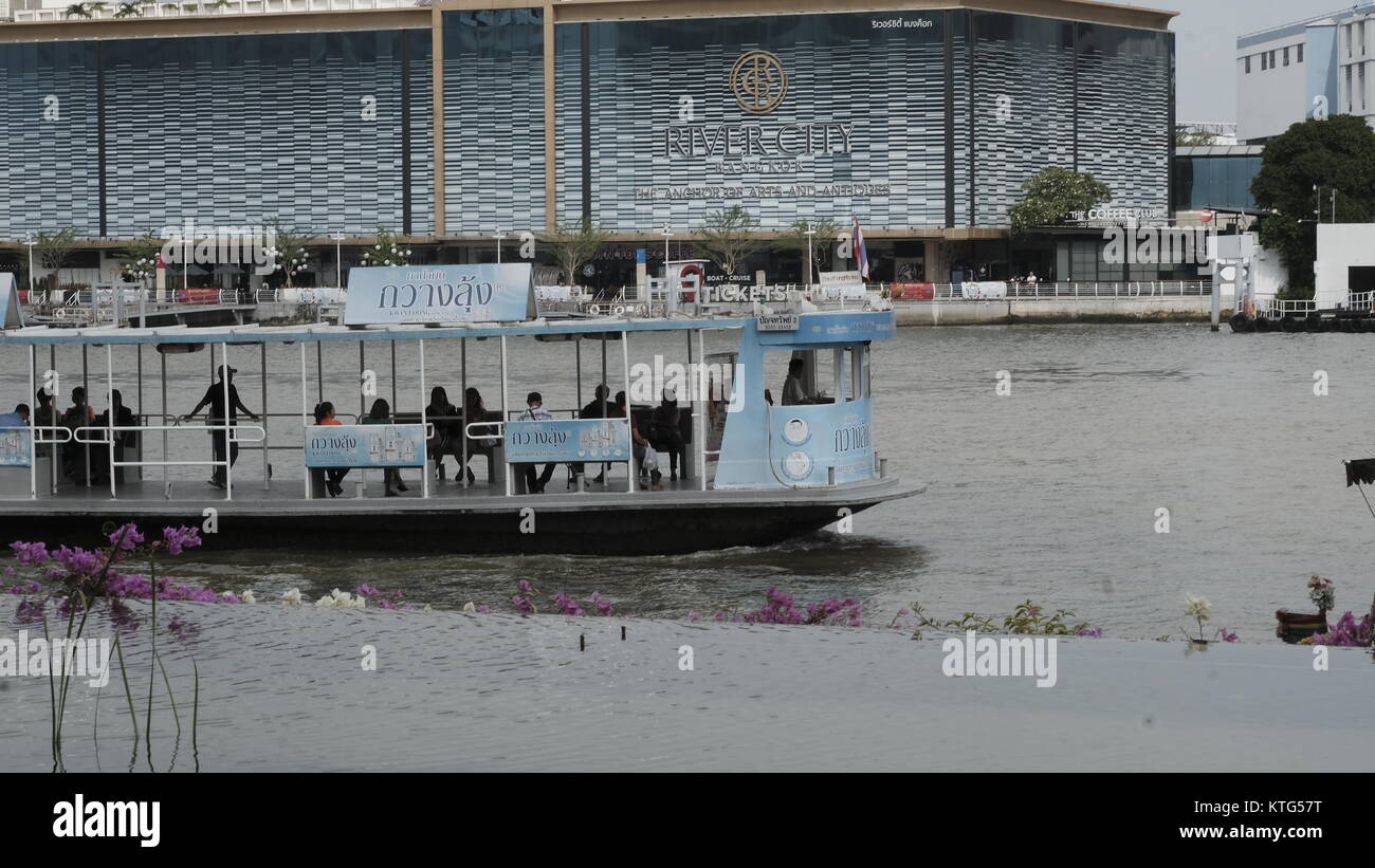 River City Shopping Mall Blick von der Klong San Seite des Chao Phraya River Bangkok Thailand Handel Klong San Ferry Boat Stockfoto