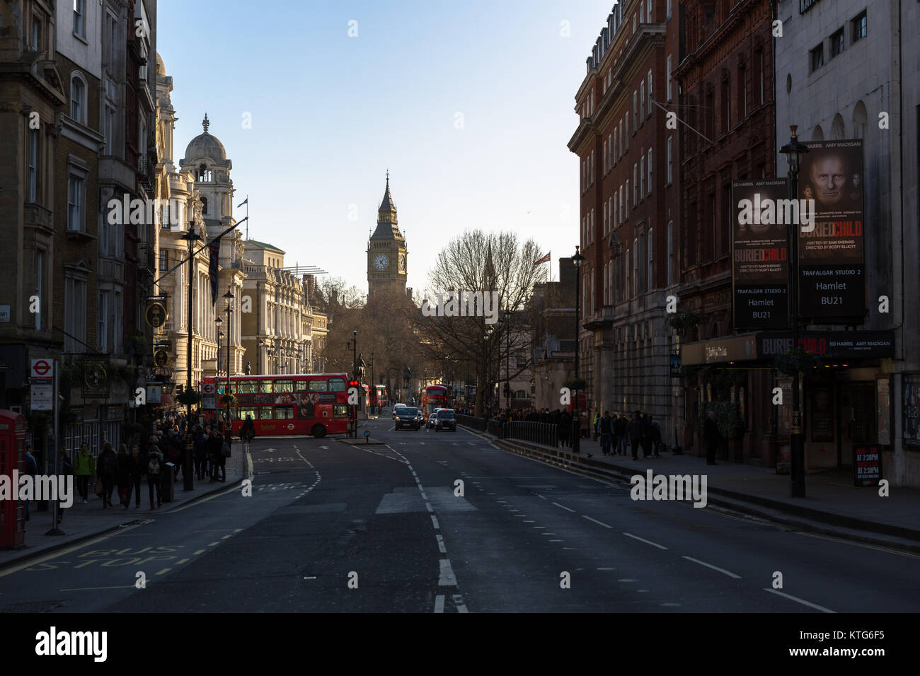 Trafalgar Square an einem klaren Tag mit Big Ben im Hintergrund - Westminster - London, Großbritannien Stockfoto