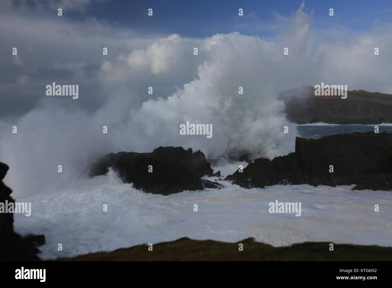 Smashing große Wellen gegen die Küste in Irland Stockfoto