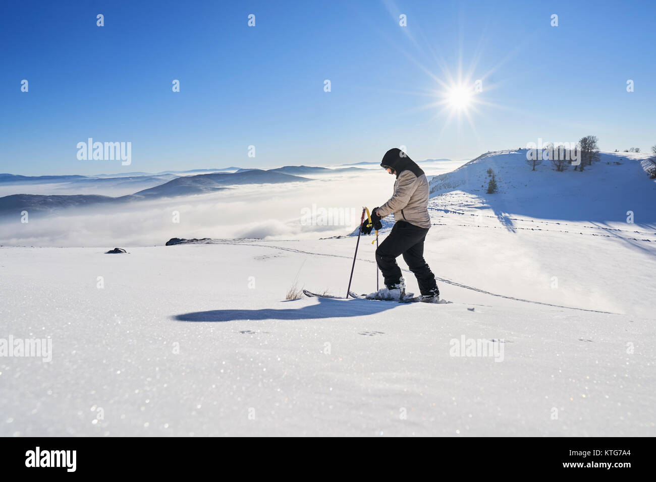 Skitouren Mann erreichen Der oben bei Sonnenaufgang in den Schweizer Alpen. Stockfoto