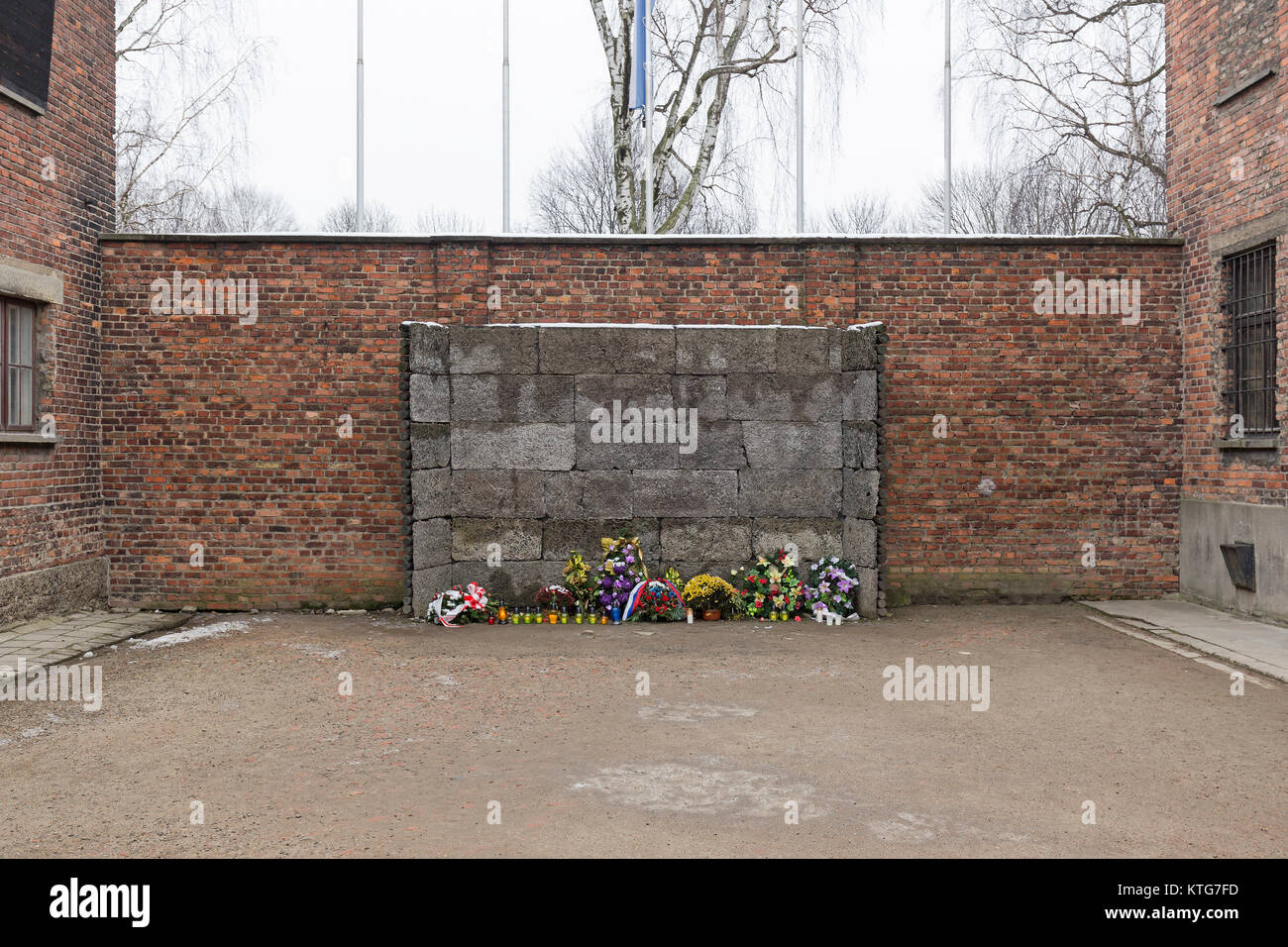 AUSCHWITZ, Polen - Dezember 2017; Ausführung Wand zwischen Block 10 und 11 im Konzentrationslager. Stockfoto