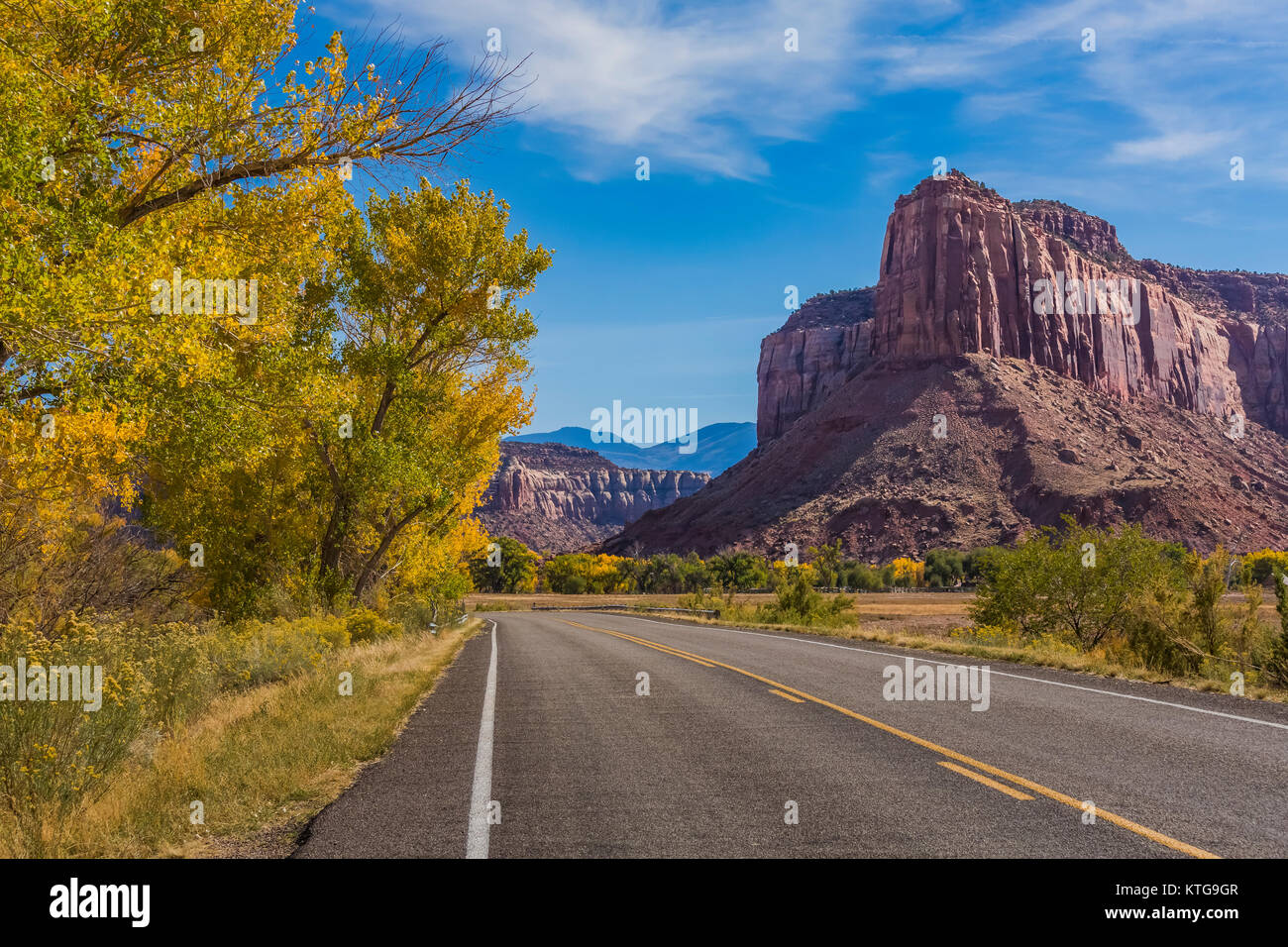 Utah SR 211 wicklung durch die canyons von Indian Creek, entlang der Indian Creek Korridor Scenic Byway, in Indian Creek National Monument, ehemals Par Stockfoto