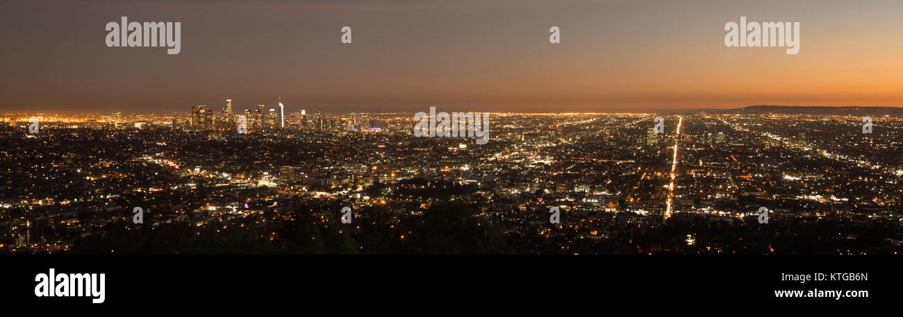 Die Sonne hat bereits in dieser Luftaufnahme der Skyline der Stadt Los Angeles einstellen Stockfoto