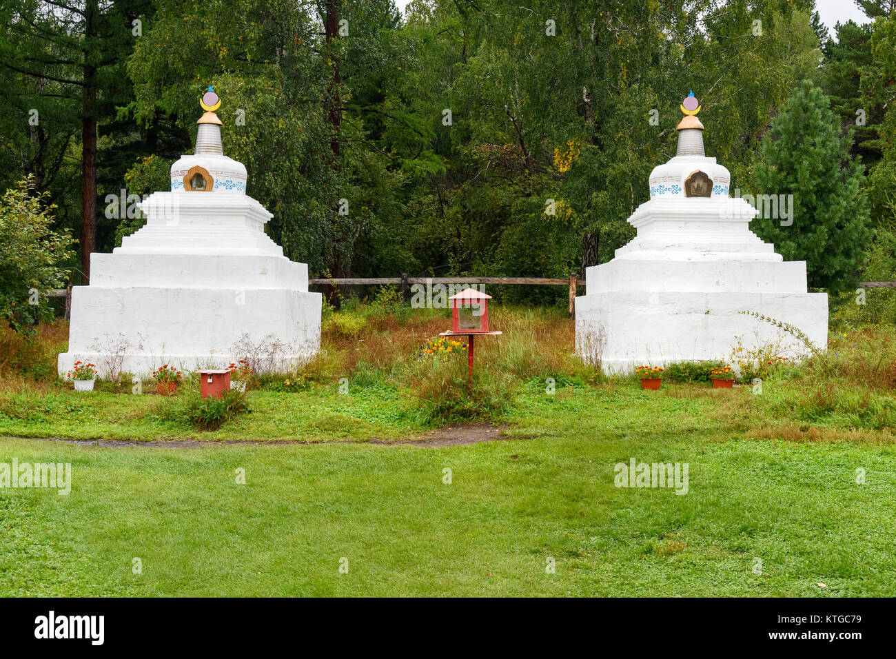 Buddhistische Stupa. Buddhistische datsan Bodhidharma am Fuße des Mundarga Berg von Tunka in Arschan. Burjatien. Russland Stockfoto
