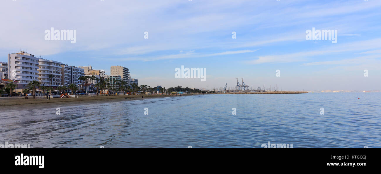 Panoramablick auf Stadt und Hafen von Larnaca, Zypern. Blauer Himmel und weiße Wolken Hintergrund. Stockfoto
