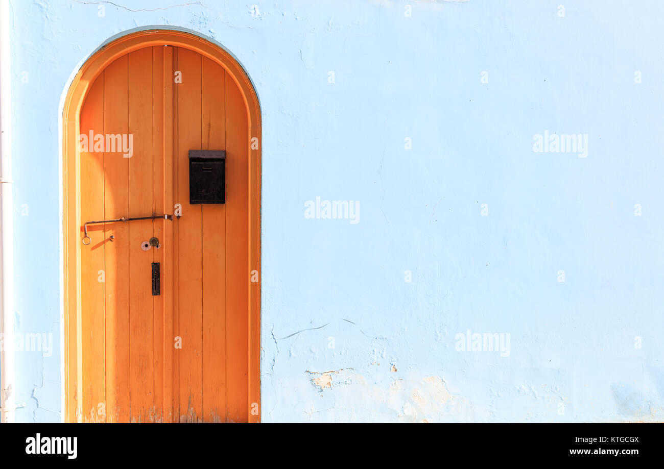 Braune Holztür auf hellblauem Hintergrund. Detailansicht, Platz für Text Stockfoto