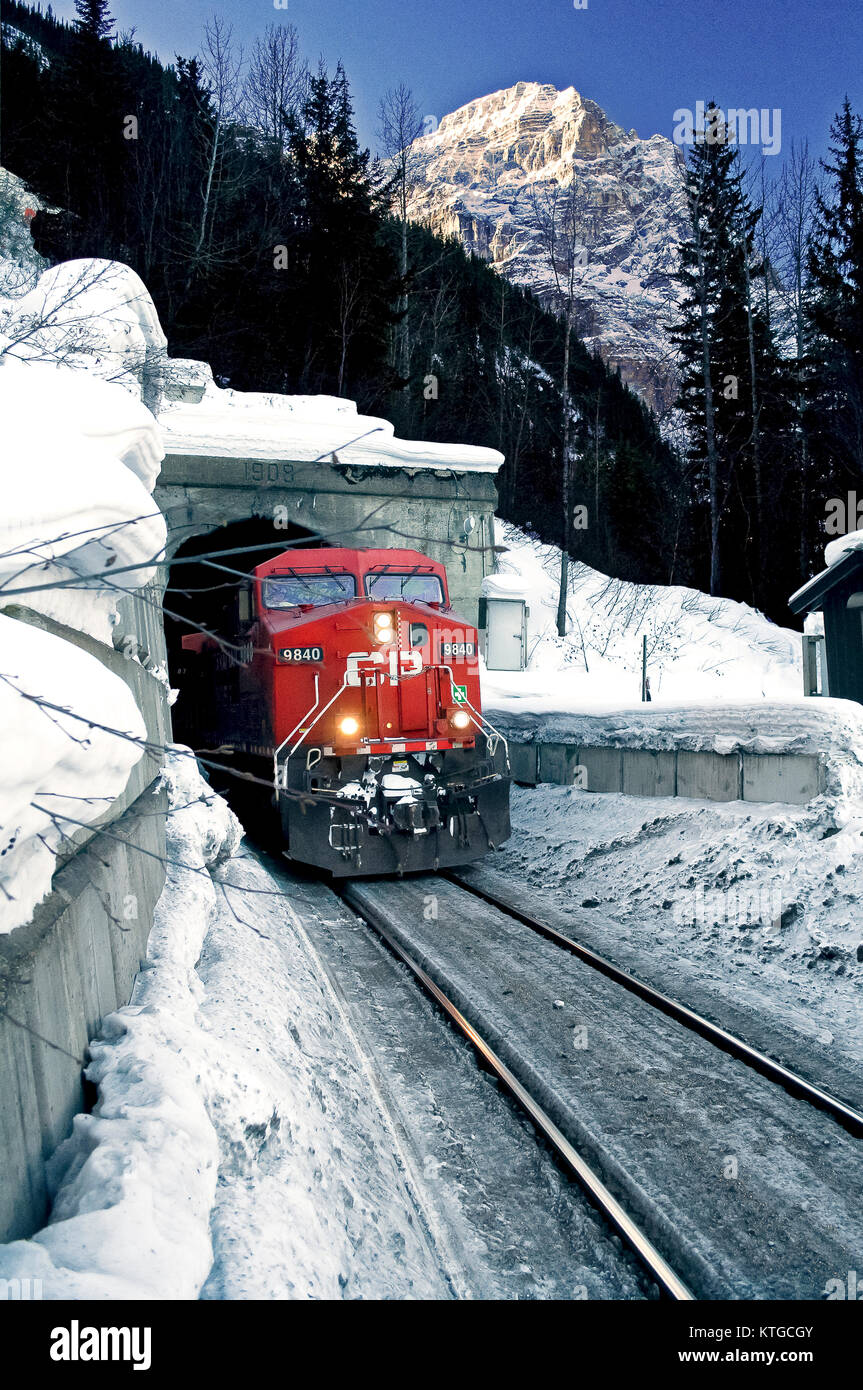 CP Rail intermodalen Güterverkehr geführt von Loco 9840 Richtung Westen im Winter verlässt den unteren Portal der oberen Spirale Tunnel in den Yoho Nationalpark Stockfoto