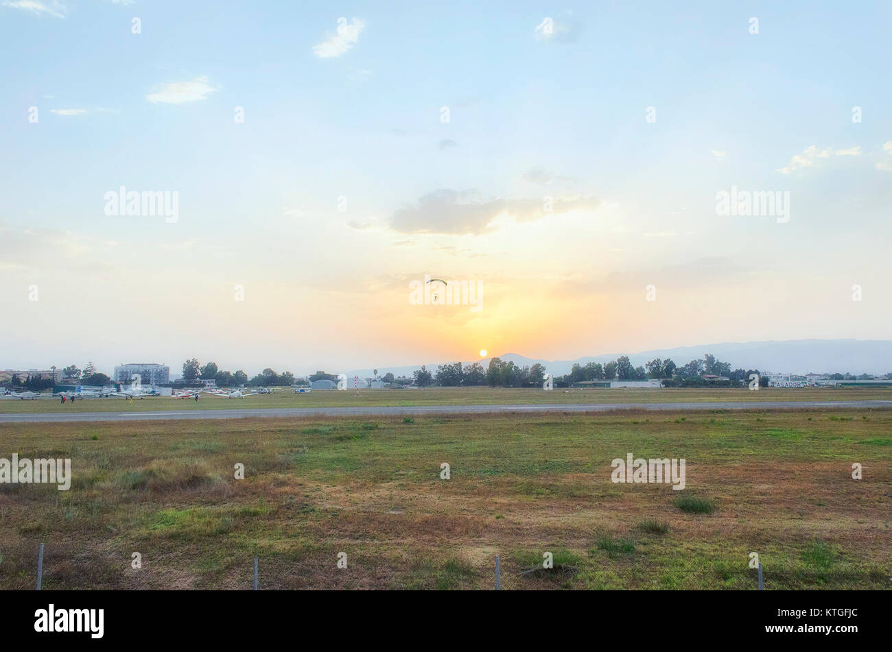 Sunset Landschaft. Fallschirmspringer Landung auf dem Flugplatz von Castellon de la Plana (Valencia, Spanien). Sommer Saison. Mischen von warmen und kühlen Farben. Stockfoto