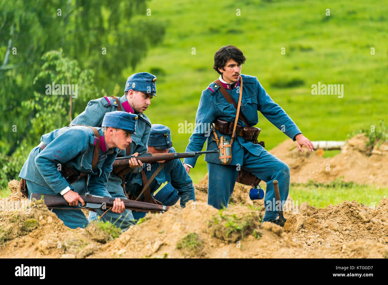 Snina, Slowakei - 28. Mai 2016: Militärische historische Rekonstruktion Schlachten des Ersten Weltkrieges Karpaty 1914/1916. Die Teilnehmer der Veranstaltung stehen auf der an Stockfoto