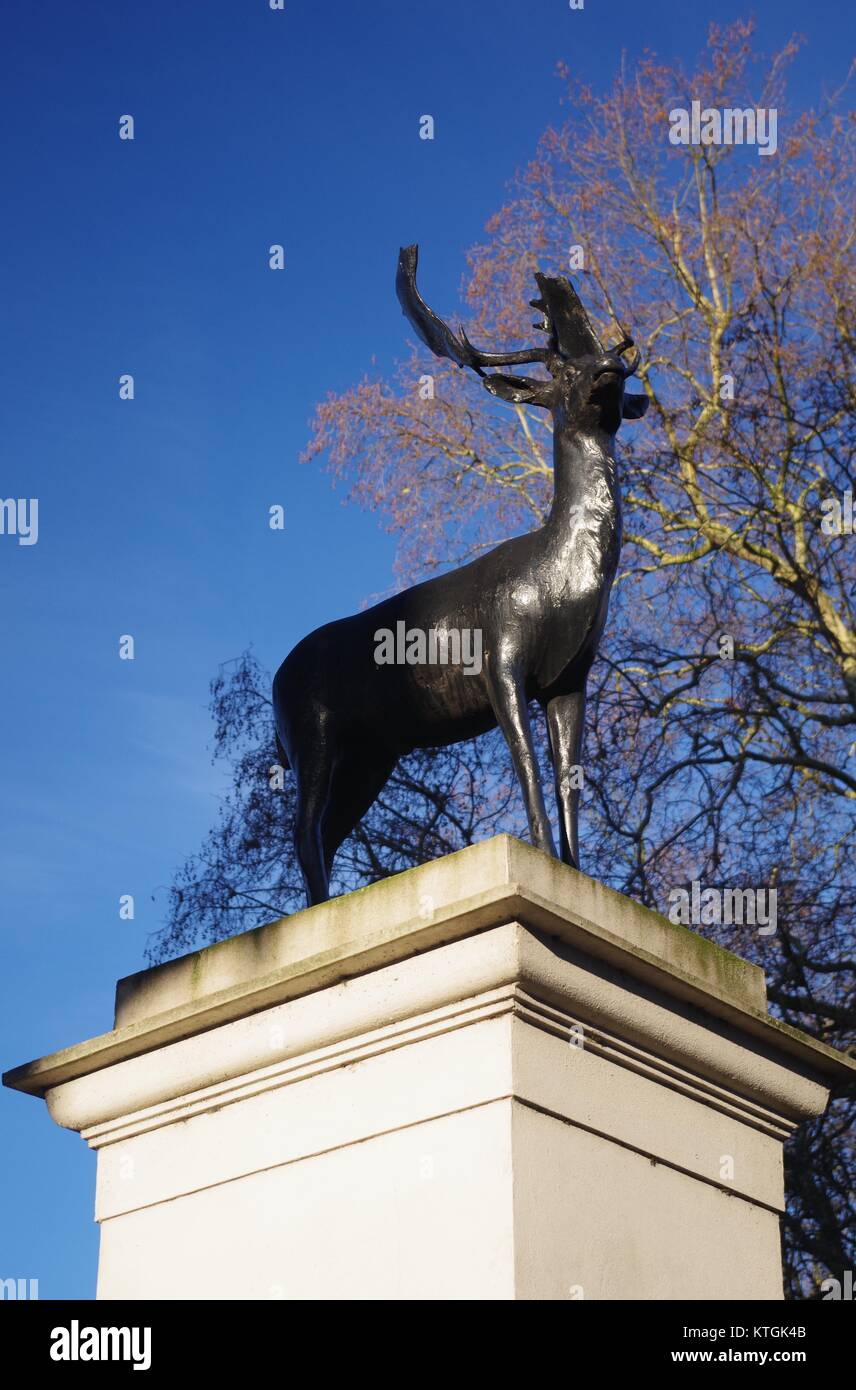 Hirsch Bronze Skulptur auf der Säule der Albert Gate, Hyde Park, an einem sonnigen Wintertag. Dezember 2017. Stockfoto