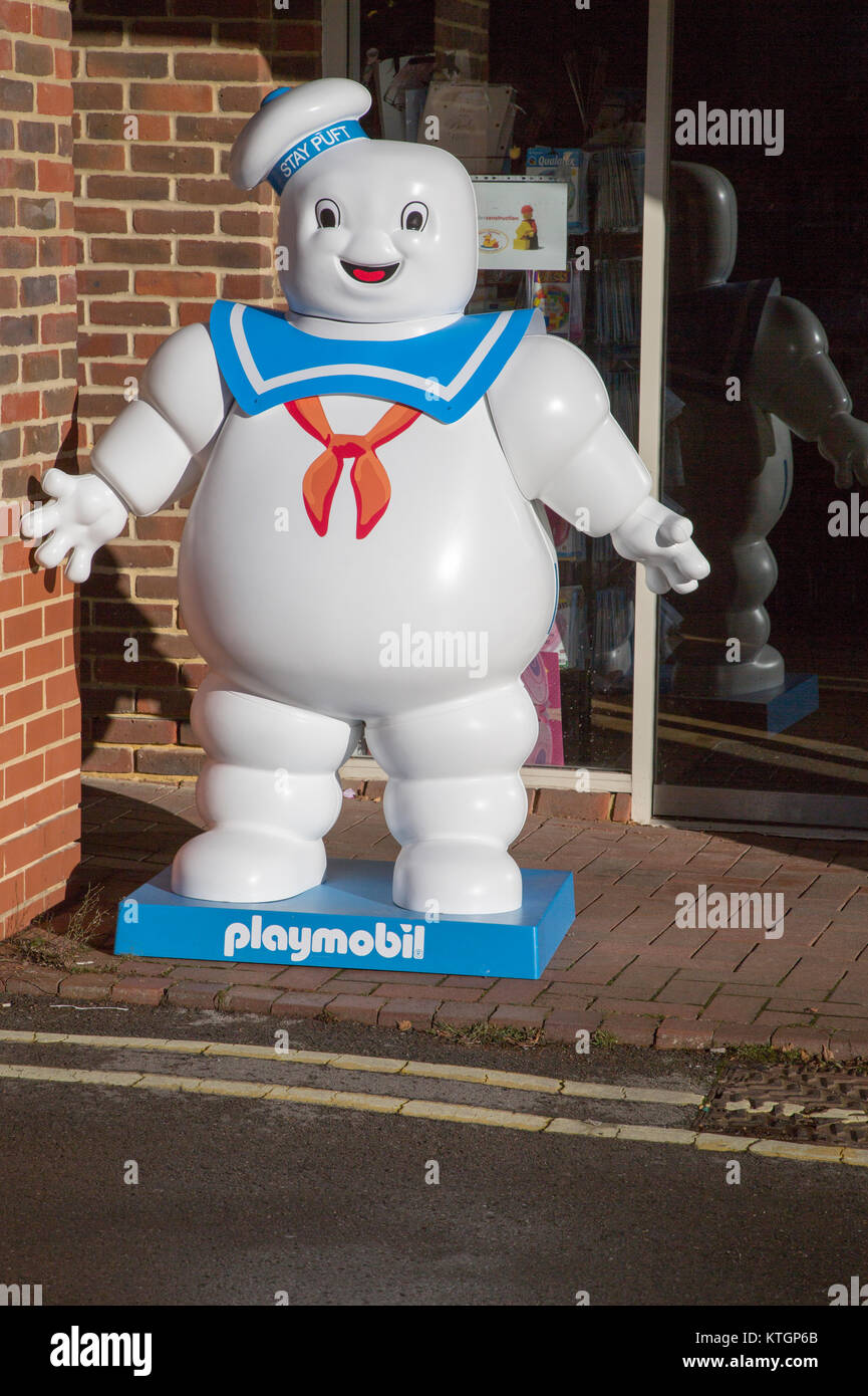 Große Playmobil Stay Puft Modell stehen in der Straße, Marlborough, Wiltshire, England, Großbritannien Stockfoto