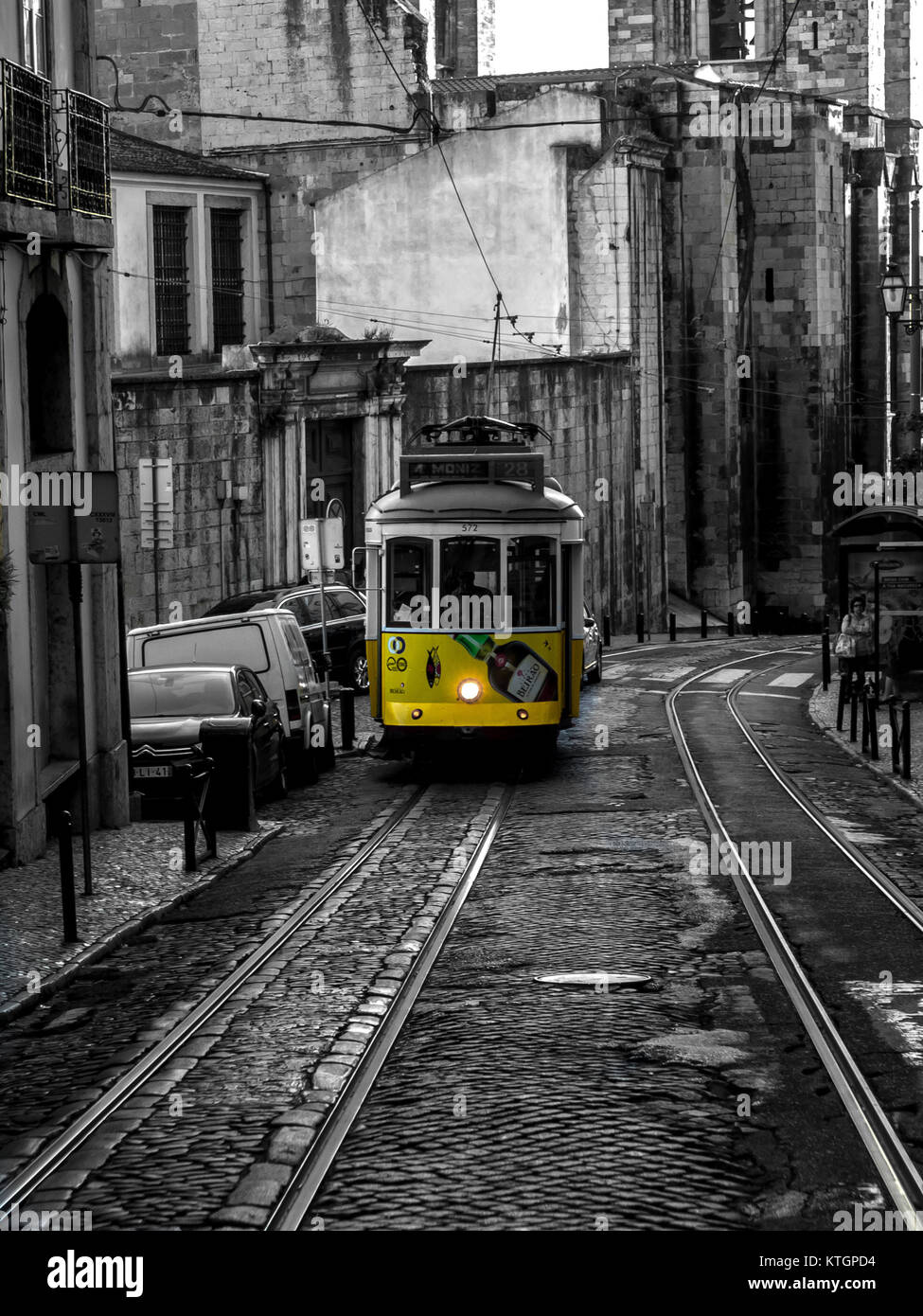 Die berühmte Tram Nr. 28 in Lissabon Portugal Stockfoto