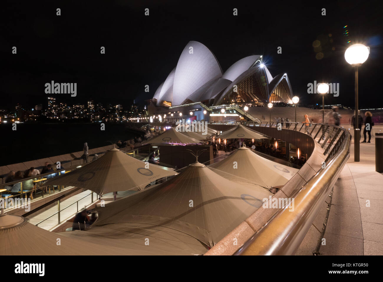 Das Opernhaus von Sydney bei Nacht Stockfoto