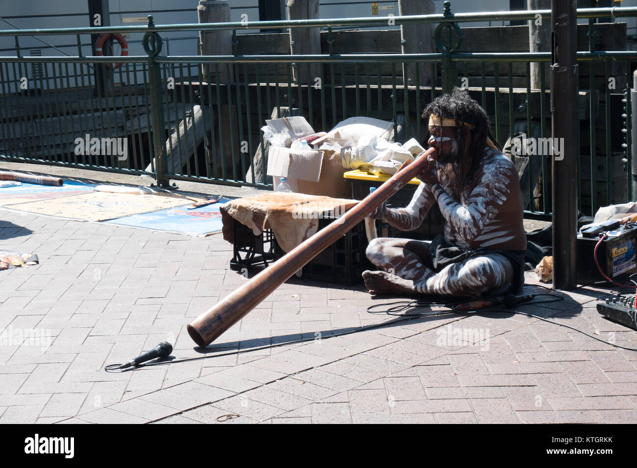 Aboriginal Mann spielt Didgeridoo in Sydney Stockfoto