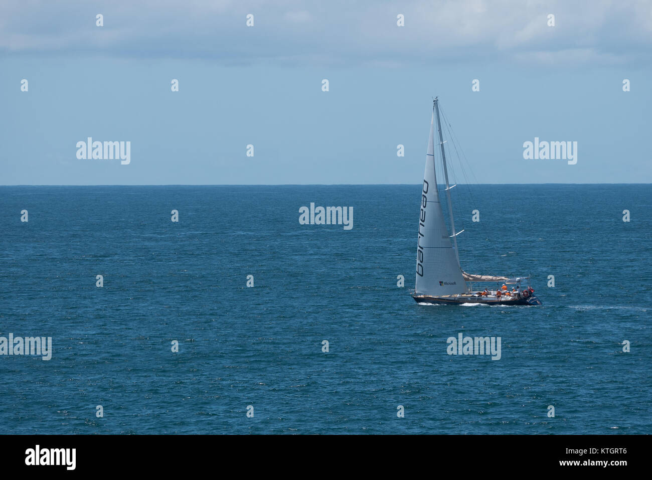 Boote segeln auf dem Ozean in Sydney Stockfoto