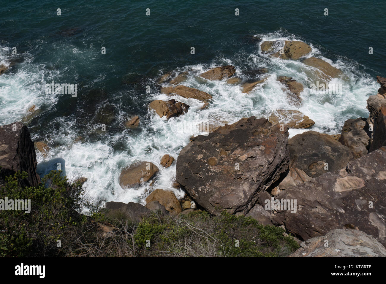 Blick von einer Anhöhe auf das Meer Stockfoto