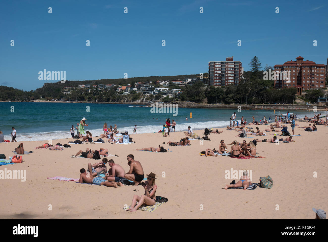 Frauen entspannen am Strand in Sydney Stockfoto