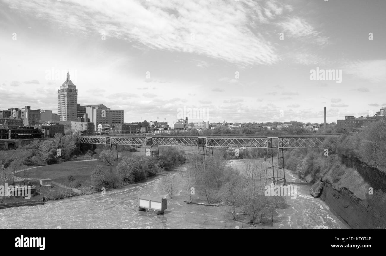 Tagsüber außen schwarz und weiß Foto der Brücke über Genesee River in Rochester, New York im Monroe County auf halb bewölkten Sommertag Stockfoto