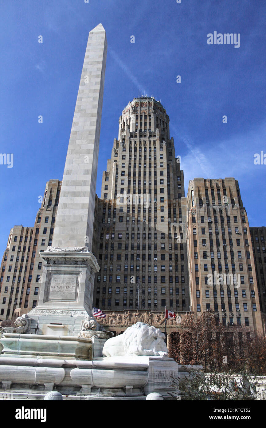 Buffalo City Hall in den Tag mit blauen semi wolkenlosen Himmel und amerikanischen und kanadischen Flaggen im Vordergrund in Buffalo, New York in Erie County fliegen Stockfoto