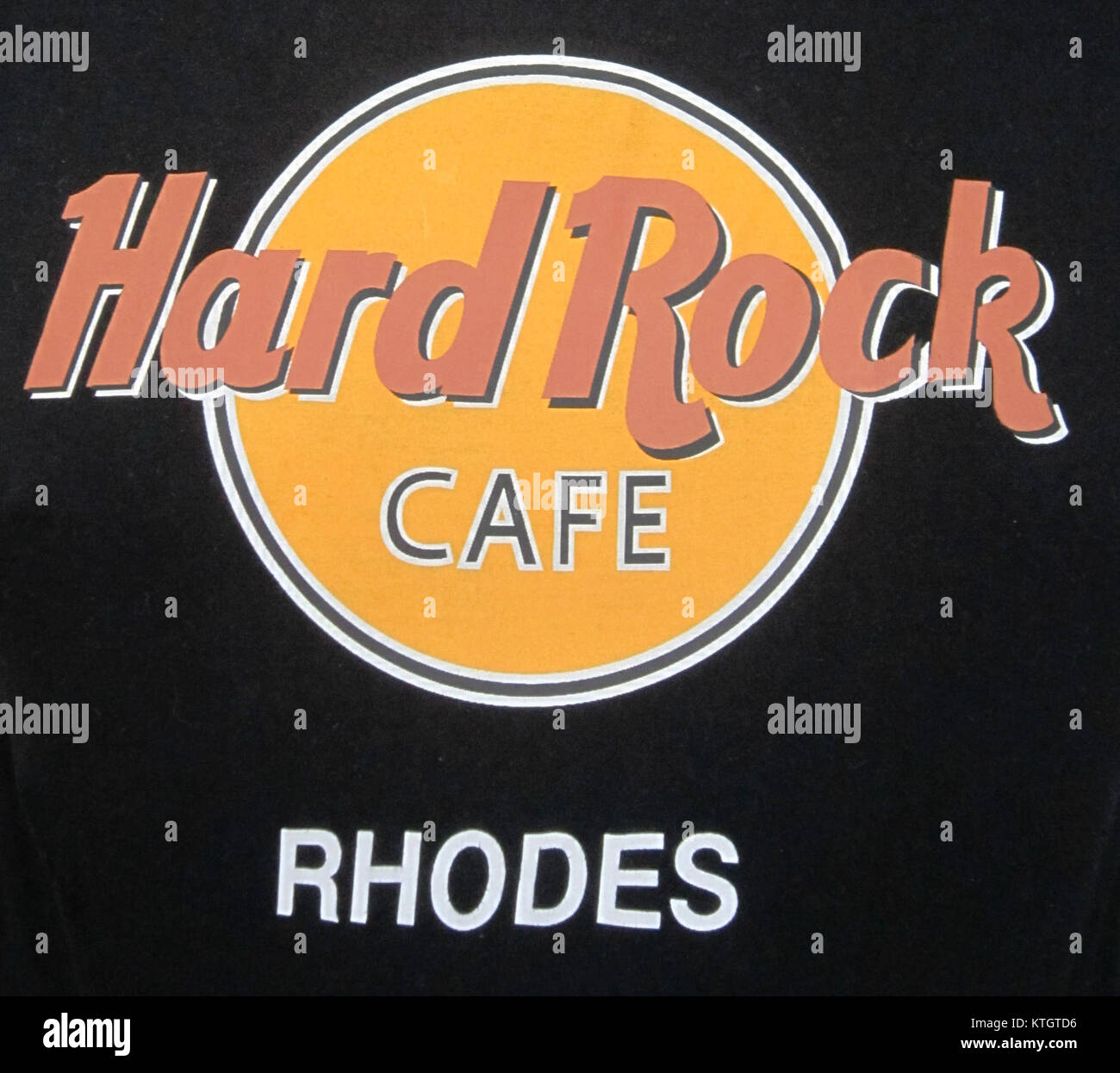 Das Hard Rock Cafe in Rhodos, Griechenland, ist eine Nachahmung der klassischen Hard Rock Cafe-Kette und bietet eine ähnliche Atmosphäre und ein ähnliches Menü wie die ursprünglichen Orte weltweit. Das Café ist bekannt für seine Rock-and-Roll-Einrichtung und dient als Speise- und Unterhaltungslokal, das Touristen und Einheimische gleichermaßen anzieht. Das Hotel bietet ein lebendiges kulturelles Erlebnis mit Musik-Erinnerungsstücken und einem Menü im amerikanischen Stil in mediterraner Umgebung. Stockfoto