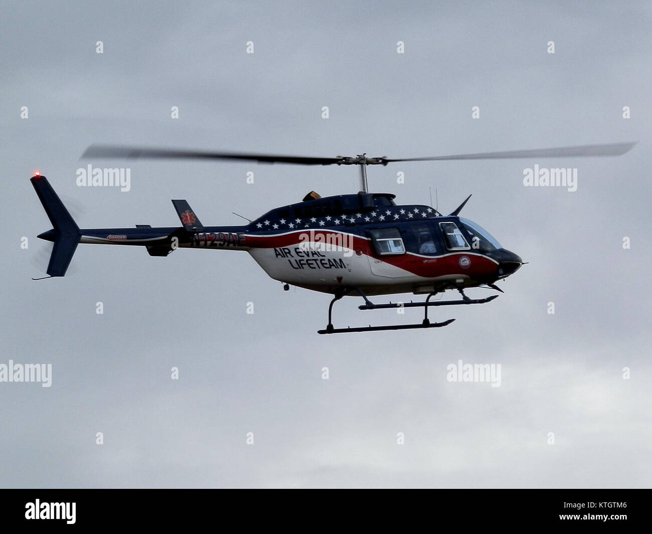 Der Bell 206 N129AE, Teil von Air Evac Lifeteam, ist ein medizinischer Nothubschrauber für den schnellen Patiententransport. Dieser Hubschrauber ist bekannt für seine Zuverlässigkeit und dient der Intensivversorgung in Notsituationen. Stockfoto