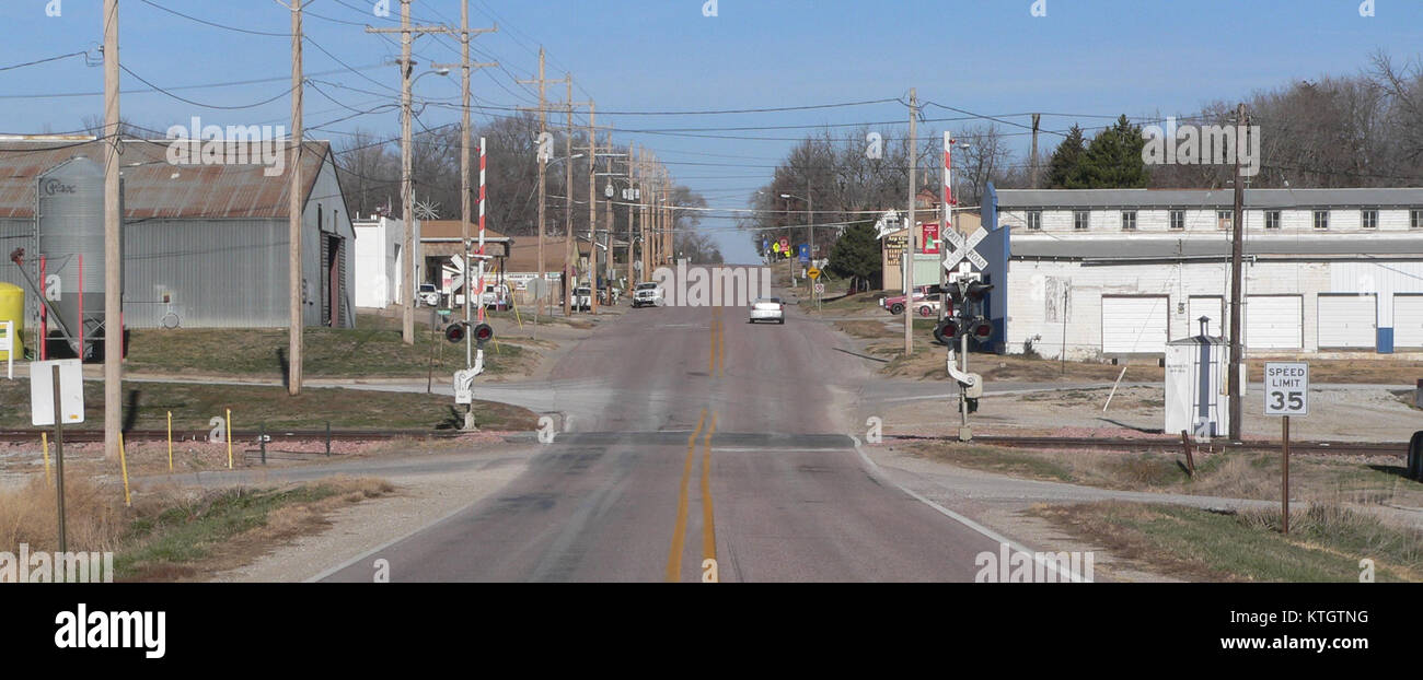Dieses Bild zeigt eine Ansicht der Monroe Street in Bennet, Nebraska, und zeigt die lokale Architektur und das Straßenlayout. Die Szene bietet einen Einblick in das Stadtbild und das Gemeindeleben der Stadt. Stockfoto