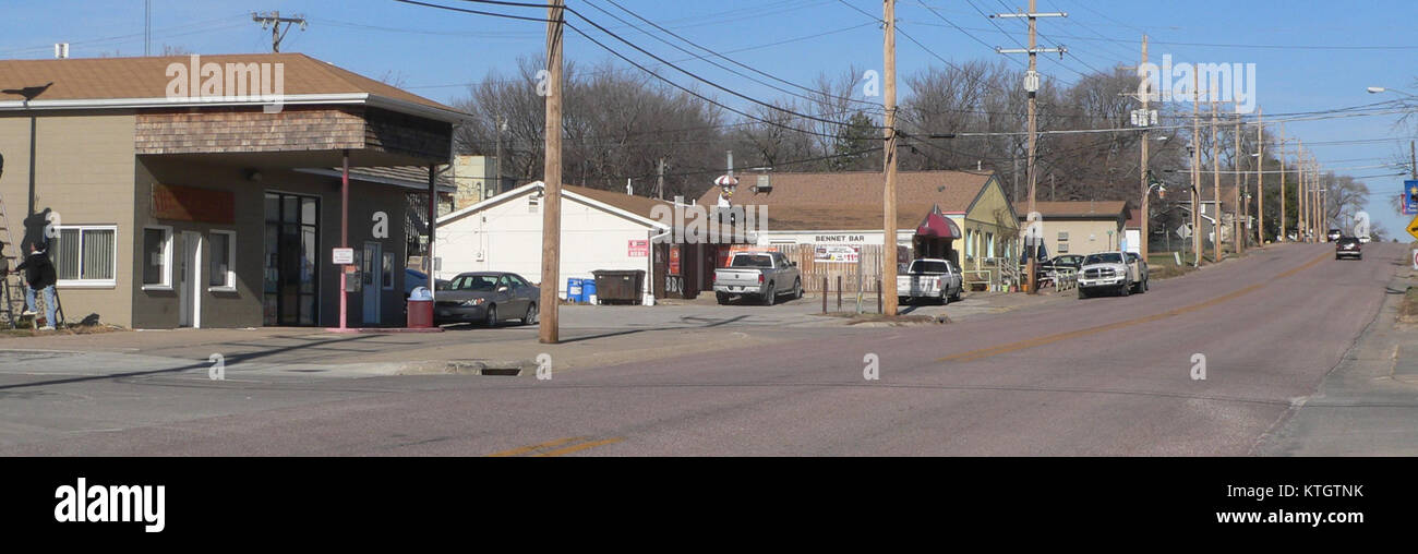 Dieses Bild zeigt die Monroe Street in Bennet, Nebraska, und zeigt die lokale Architektur und Atmosphäre dieser kleinen amerikanischen Stadt. Bennet ist bekannt für seinen ländlichen Charme und seine enge Gemeinschaft. Stockfoto