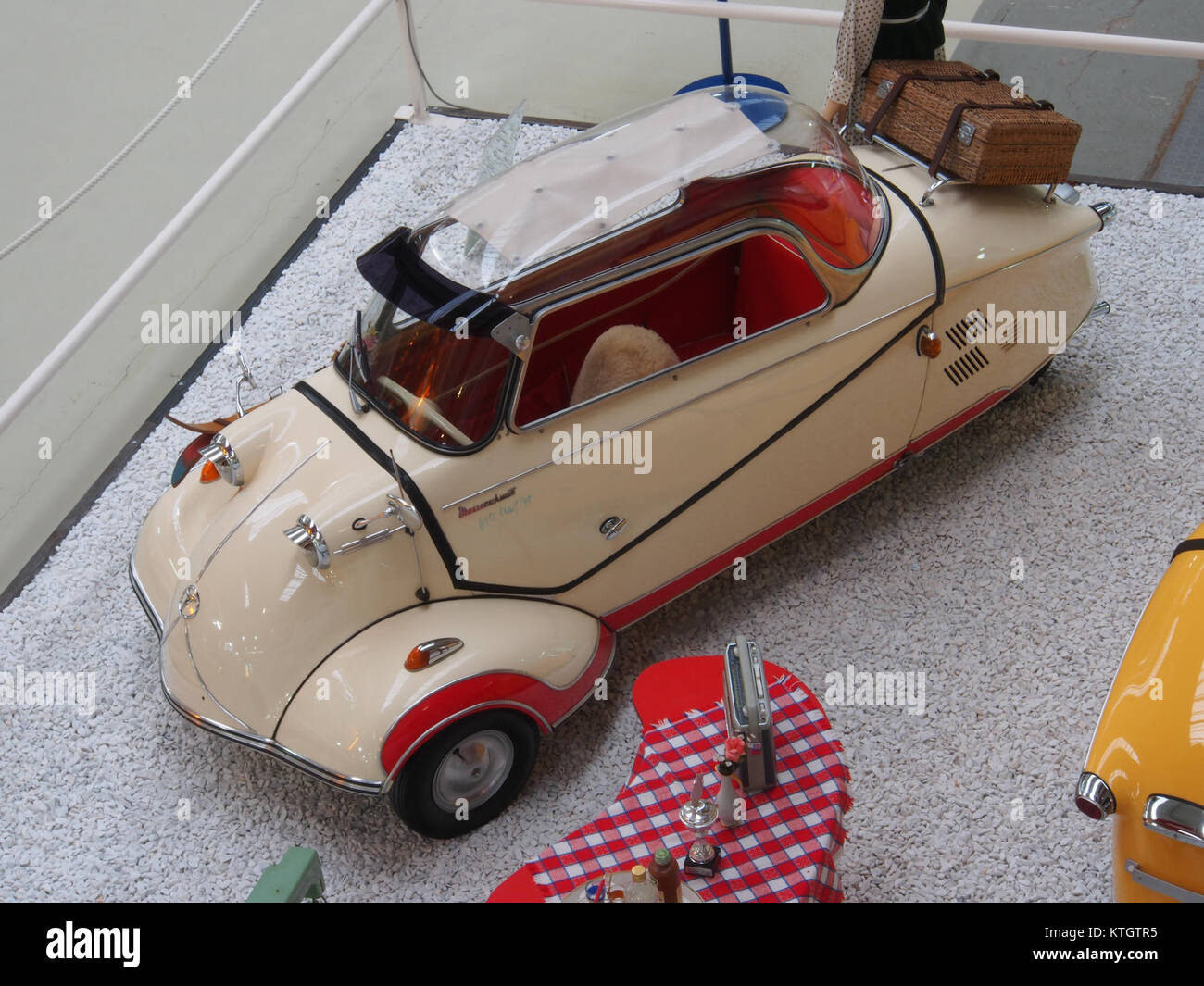 Der Beige Messerschmitt bezieht sich auf ein Fahrzeugmodell der Firma Messerschmitt, das für sein kompaktes Design und seine innovative Technik bekannt ist. Es wurde ein wichtiger Teil der Automobilgeschichte Mitte des 20. Jahrhunderts. Stockfoto